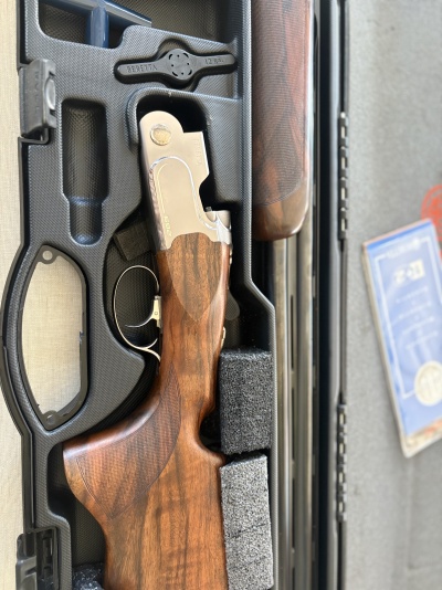Espingarda Beretta 692 com madeira castanha em estojo preto com espuma e acessórios.