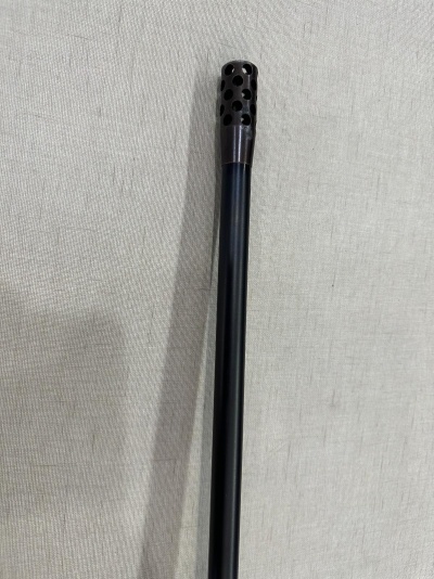 Haste preta com ponta perfurada de metal sobre tecido cinzento