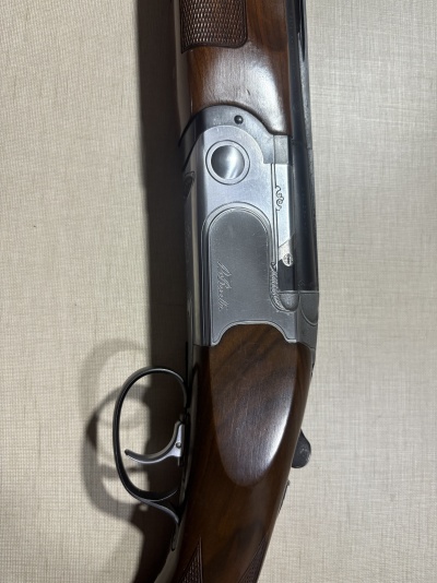 Espingarda com empunhadura em madeira e caixa metálica com gravação e texto La Béréta.