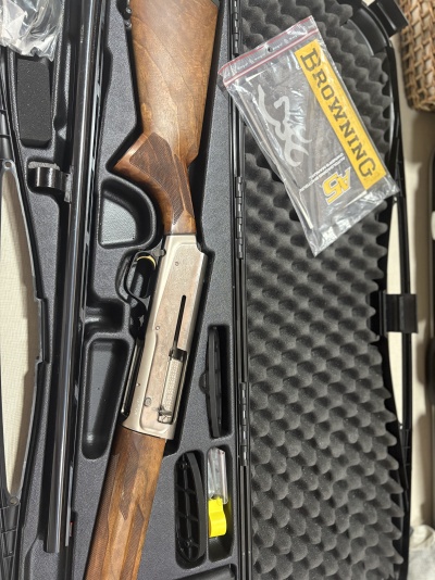 Rifle com coronha de madeira e manual Browning dentro de caixa preta com espuma