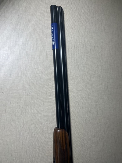 Espingarda de canos duplos com coronha de madeira e canos pretos, etiqueta BERETTA