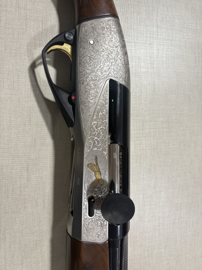 Espingarda com cabo em madeira e detalhes metálicos com gravuras florais e pássaro dourado