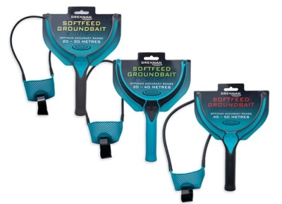 Três catapultas de pesca Drennan Softfeed Groundbait azul e preto com faixa elástica preta e suporte azul claro.
