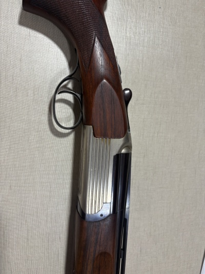 Espingarda de cano duplo com madeira castanha e metal prateado