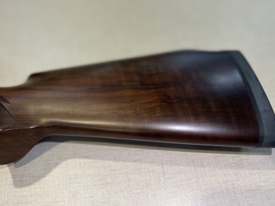 Coronha de espingarda em madeira polida castanha com almofada de borracha preta