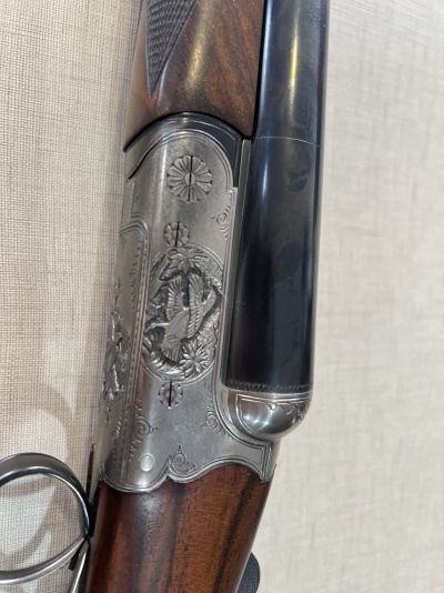 Parte de espingarda em madeira e metal com gravações