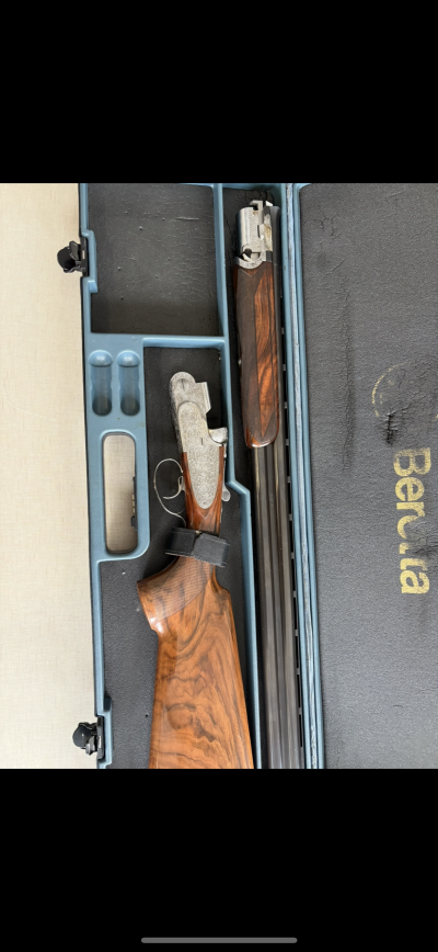 Espingarda Beretta desmontada em estojo azul