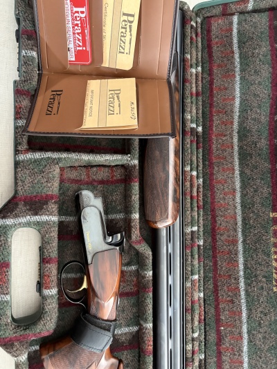 Espingarda Perazzi MK8 de madeira e metal com estojo forrado a tecido xadrez