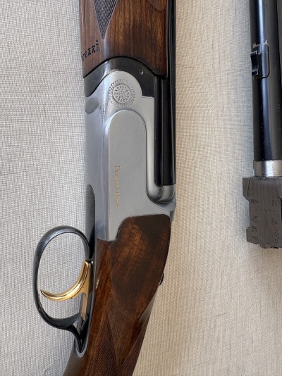Parte metálica e madeira de uma espingarda com gravação Perazzi MX8