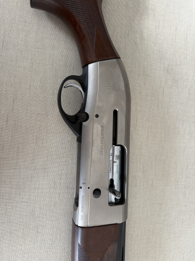 Espingarda Beretta Outlander com coronha em madeira castanha e metal prateado