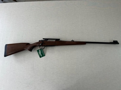 Rifle de madeira e metal sobre fundo cinza claro