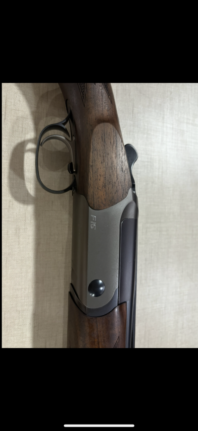 Espingarda com madeira escura e corpo metálico cinza com gravura F16