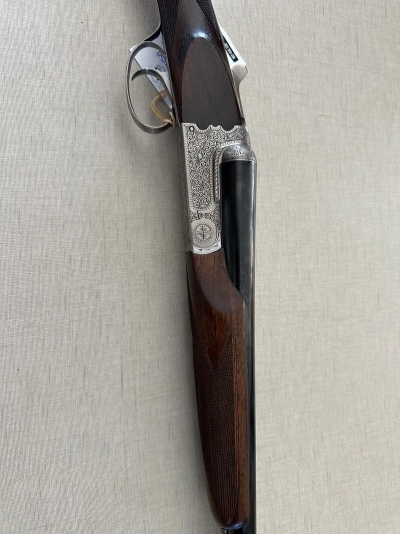 Espingarda de canos duplos em madeira castanha e metal prateado gravado