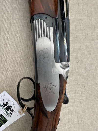 Espingarda de caça com coronha em madeira e aço polido com gravações e etiqueta SPORTARCO