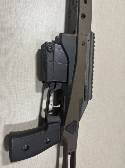 Arma Tikka T3X em preto e castanho escuro com texto TIKKA T3X K.L8452