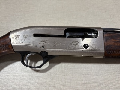 Rifle semi-automático Beretta com gravações de aves e texto Upland 4000