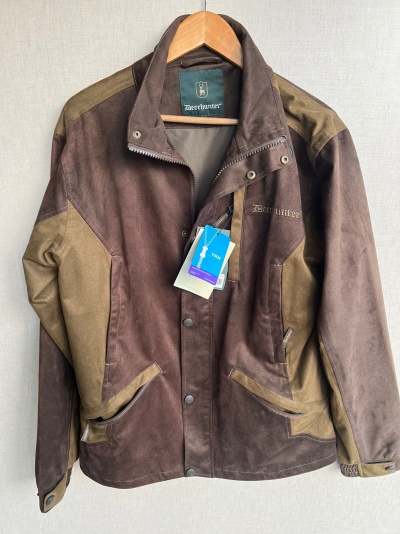 Casaco castanho bicolor Deerhunter em camurça pendurado em cabide