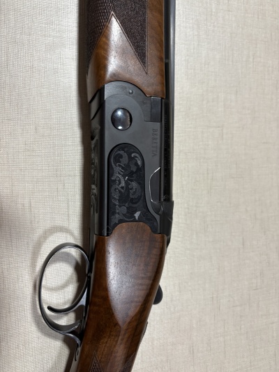 Espingarda Beretta com madeira e metal preto gravado