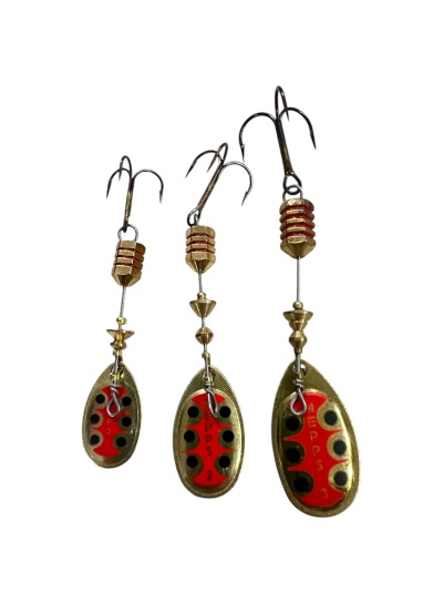 Iscas de pesca metálicas vermelhas e pretas com anzóis duplos