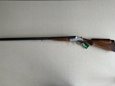 Espingarda de canos duplos com madeira castanha e ação metálica