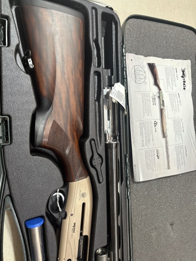 Espingarda Beretta com caixa de transporte preta e manual