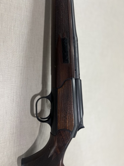 Espingarda de cano duplo com coronha de madeira escura e metal preto