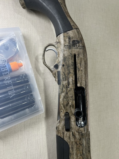 Arma de fogo camuflada com embalagem plástica ao lado