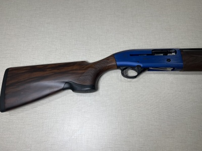 Espingarda com coronha de madeira e corpo azul metálico