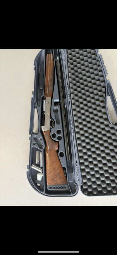 Caixa rígida preta com estojo acolchoado e caçadeira desmontada