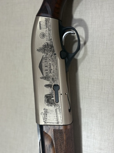 Espingarda com caixa metálica gravada e punho em madeira