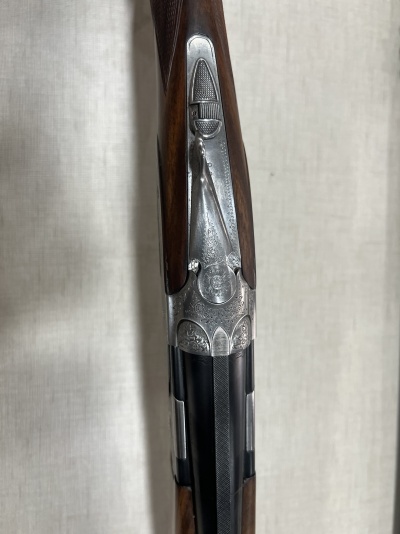 Espingarda de caça com madeira castanha e metal prateado gravado