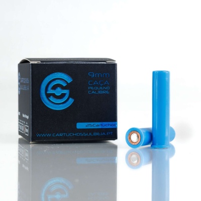 Caixa de cartuchos 9mm caça pequeno calibre e dois cartuchos azuis sobre superfície branca