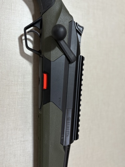 Carabina Beretta BRX1 preto e verde com botão vermelho