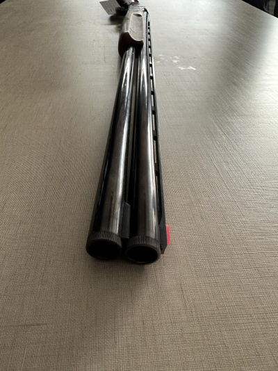 Escopeta de canos duplos horizontais em metal preto com punho em madeira