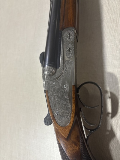 Espingarda clássica com gravuras e madeira escura