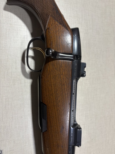 Detalhe de arma de fogo com madeira e metal