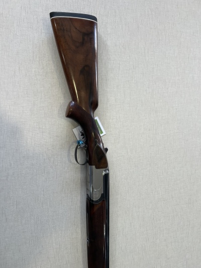 Espingarda com coronha e empunhadura em madeira castanha e partes metálicas prateadas