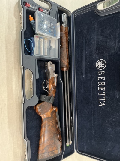 Estojo aberto com carabina de madeira e acessórios, fundo veludo azul BERETTA