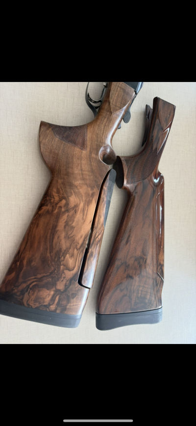 Coronhas de espingardas em madeira polida com textura natural e detalhes quadriculados