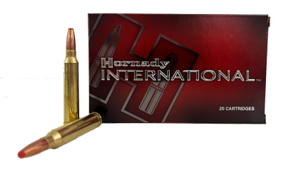 Caixa de cartuchos Hornady International com dois cartuchos em frente