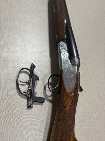 Espingarda de caça dupla de madeira e metal gravado com gatilhos removíveis