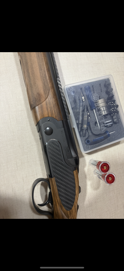 Espingarda com coronha de madeira, caixa de acessórios BERETTA e duas munições calibre 12.