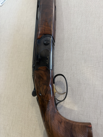 Espingarda em madeira castanha escura e metal preto com gravação P. Beretta