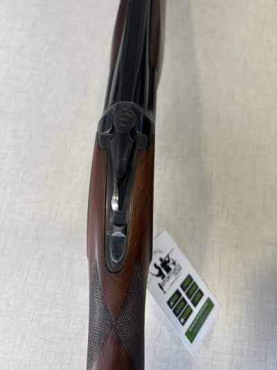 Espingarda de canos duplos com coronha em madeira castanha e mecanismo visível