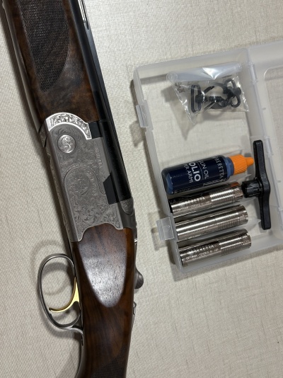 Espingarda com coronha em madeira e caixa com acessórios de manutenção Beretta