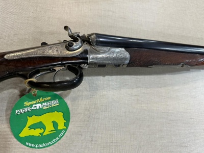 Espingarda de caça com canos duplos e etiqueta verde e amarela