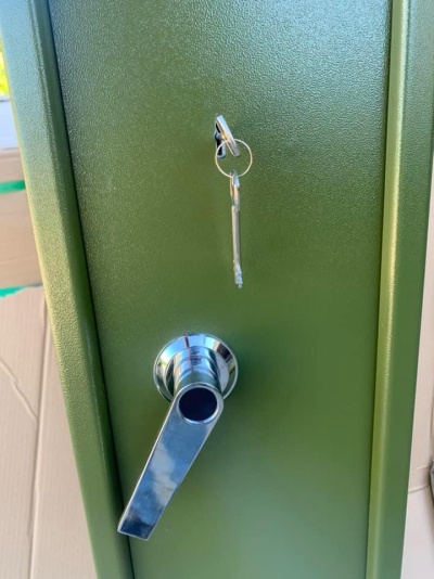 Cofre verde com fechadura e chave pendurada