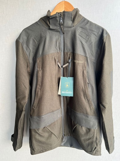 Casaco castanho e verde-escuro com fecho de correr e etiqueta azul Seelande