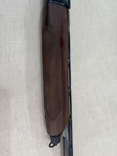 Espingarda com guarda-mão em madeira castanha e cano metálico preto
