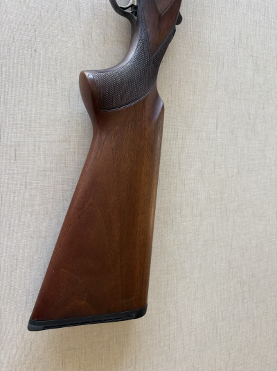 Empunhadura de madeira para arma com texturas e base preta